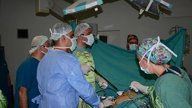 Canlı yayında kapalı tümörlü böbrek ameliyatı ve böbrek taşı operasyonu yaptılar