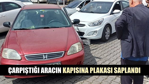 Çarpıştığı aracın kapısına plakası saplandı