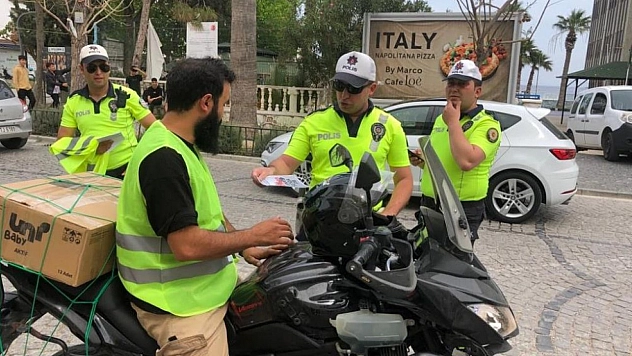Sürücüler trafik kuralları hakkında bilgilendirildi