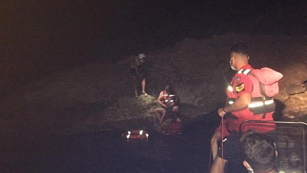 Deniz kıyısında mahsur kalan tatilcileri JÖAK ve JAK kurtardı