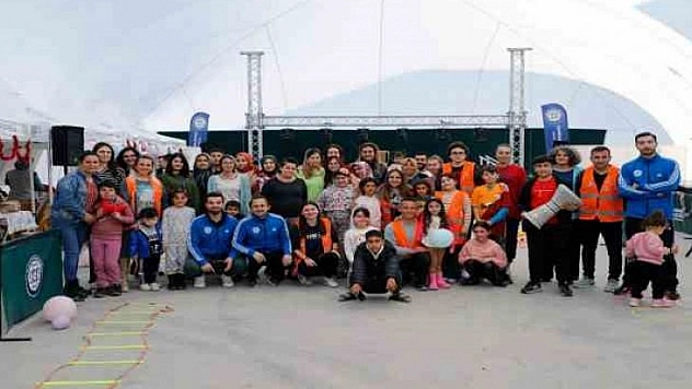 DEPREMZEDE ÇOCUKLAR MOBİL ETKİNLİK ÇADIRI İLE MORAL BULUYOR