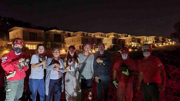 Derede mahsur kalan köpekler yağış öncesi kurtarıldı