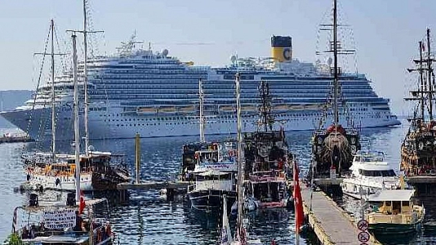 DEV GEMİYİ GÖREN TELEFONA SARILDI