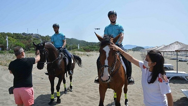 Dünyaca ünlü plajda atlı jandarmalar göreve başladı
