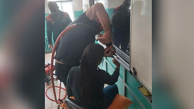 Eli akıllı tahtaya sıkışan öğrenci AFAD ekiplerince kurtarıldı