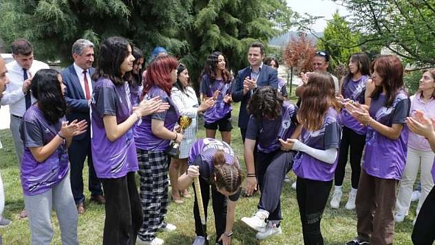 Emre Çay, öğrencilerin kupa sevincine ortak oldu