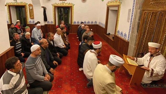 Enderun usulü teravih namazı kılındı