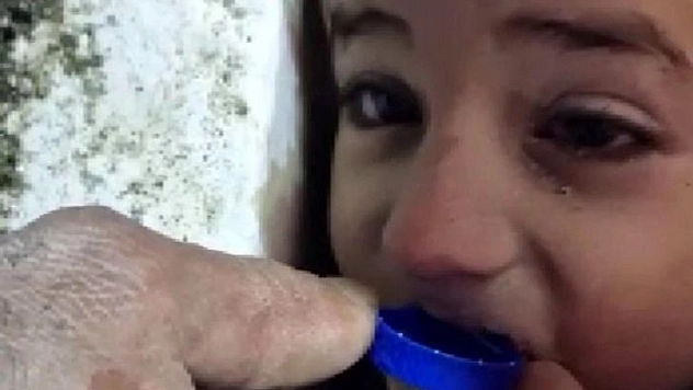 ENKAZ ALTINDA ŞİŞE KAPAĞIYLA SU İÇİRDİLER MUHAMMED BEBEK 44 SAAT SONRA KURTARILDI!