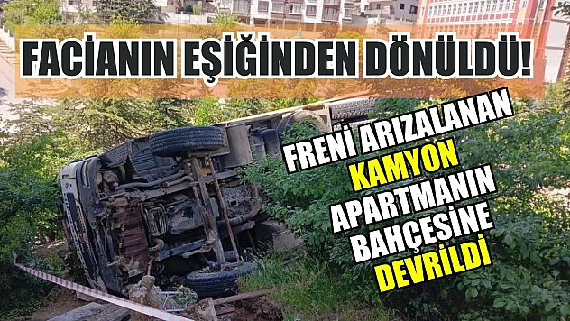 Facianın eşiğinden dönüldü! Freni arızalanan kamyon apartmanın bahçesine devrildi