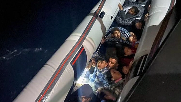Fethiye'de batmak üzere olan lastik bot içindeki düzensiz göçmenler kurtarıldı