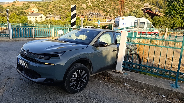 Fethiye'de feci kaza:  4 yaralı, araçlar hurdaya döndü