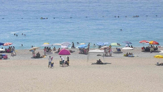 Fethiye'de sıcaktan bunalan yerli ve yabancı tatilciler Ölüdeniz'e koştu