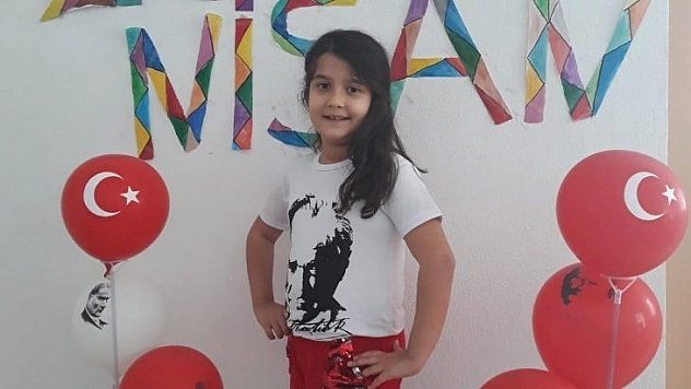 Fethiye'de evde kalan çocukların 23 Nisan coşkusu