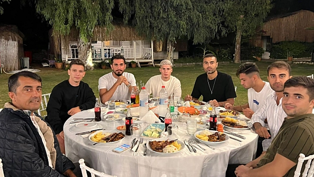 FETHİYESPORLU FUTBOLCULAR AKŞAM YEMEĞİNDE BİR ARAYA GELDİ