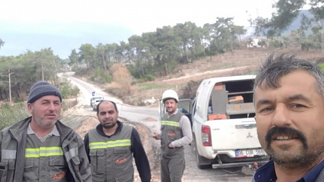 FIRTINA ELEKTRİK DİREKLERİNDE BULUNAN HATLARI KOPARDI