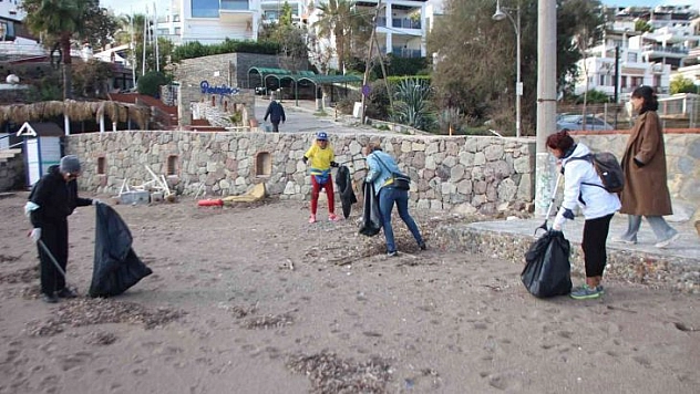 Fırtına sonrası sahil temizliği yaptılar
