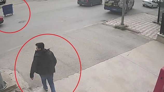 FIRTINANIN SAVURDUĞU ÇÖP KONTEYNERİ CADDEDE GEZİNTİYE ÇIKTI