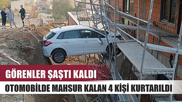 Görenler şaştı kaldı: Otomobilde mahsur kalan 4 kişi kurtarıldı