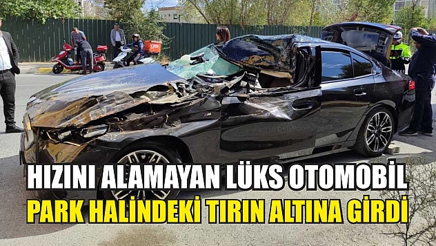 Hızını alamayan lüks otomobil park halindeki tırın altına girdi