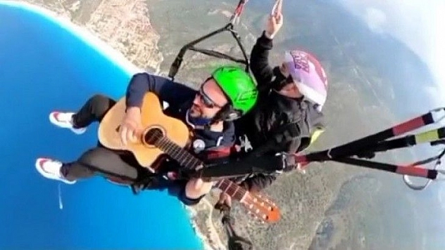 2 bin metre de gitarla uçtu