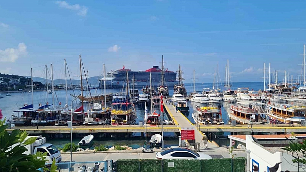 İki gemi ile Bodrum'a 1982 yolcu geldi