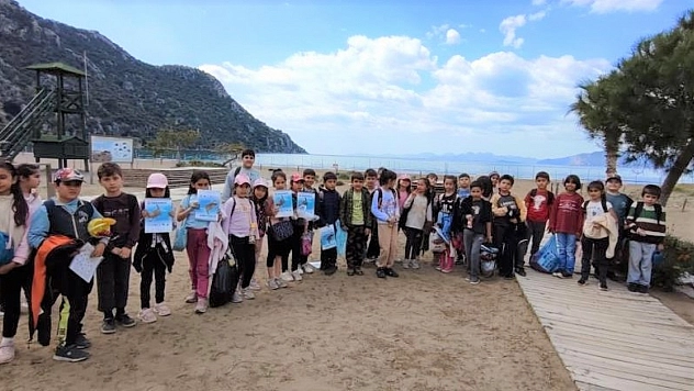 İlkokul öğrencilerinden kıyı temizliği