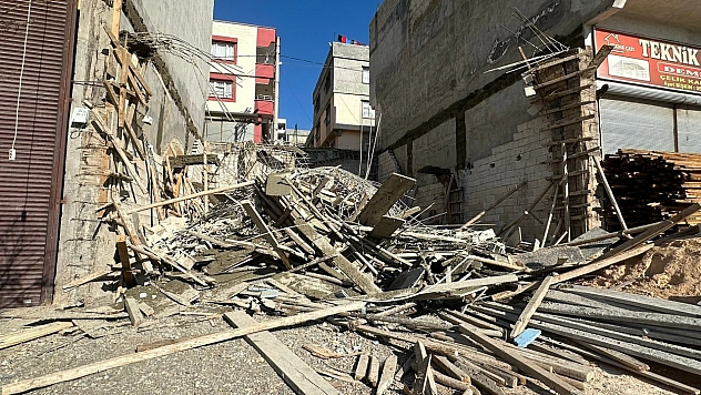 İnşaat çöktü: 1'i ağır 2 yaralı