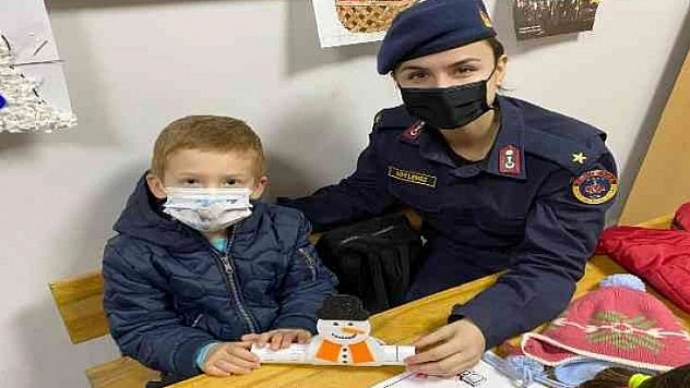 Jandarma öğrencilerin karne sevincine ortak oldu