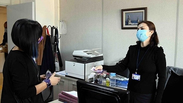 Kadın personellere çiçek takdim ettiler