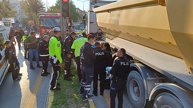 Kamyonun altında kalan motosiklet sürücüsü öldü