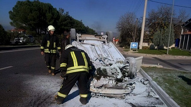 Karayolunda takla atan araç ters döndü