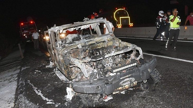 Karayolunda yanan araç ormanı da yaktı