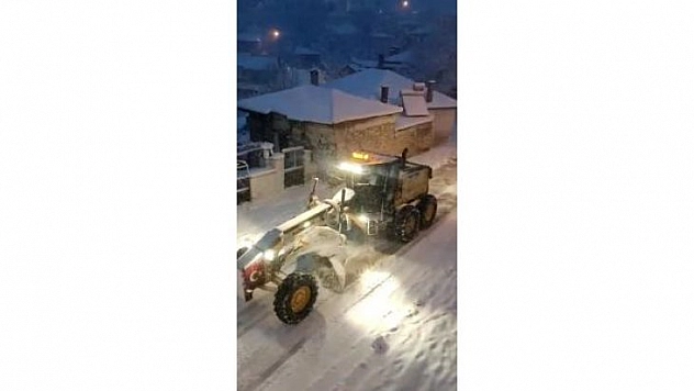 KAVAKLIDERE'DE KAR KALINLIĞI 20 SANTİMETREYE ULAŞTI