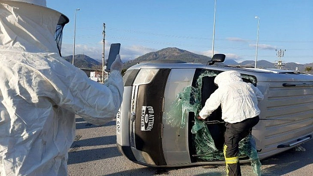 Kaza yapan kamyonetteki arılar ekiplere zor anlar yaşattı
