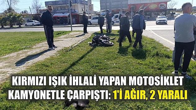 Kırmızı ışık ihlali yapan motosiklet kamyonetle çarpıştı: 1'i ağır, 2 yaralı