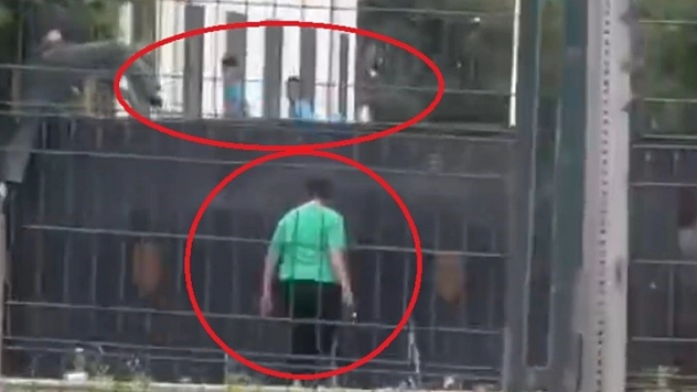 Kız öğrenci tabancayla okul kapısına dayandı