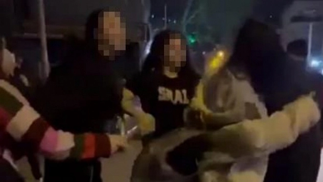 Kız öğrenciler kavga etti, arkadaşları izledi