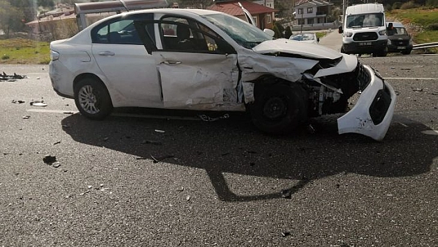 KIZILAĞAÇ KAVŞAĞINDA KAZA: 4 YARALI