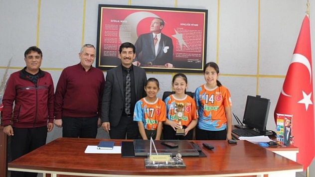 Küçük kızlar masa tenisi müsabakalarında üçüncü oldu