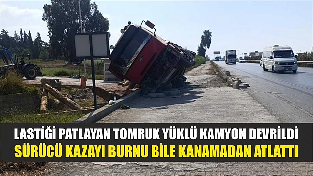 Lastiği patlayan tomruk yüklü kamyon devrildi, sürücü kazayı burnu bile kanamadan atlattı