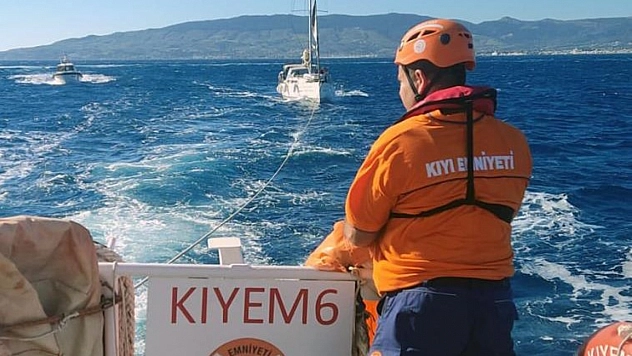 Makine arızası yapan tekneyi KIYEM ekipleri kurtardı