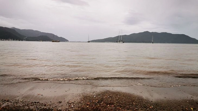 MARMARİS'TE DENİZİN RENGİ KAHVERENGİYE DÖNDÜ