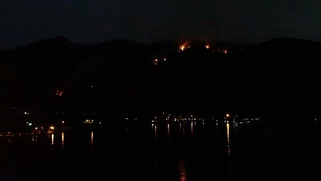 Marmaris'te gece devam eden yangın havadan görüntülendi