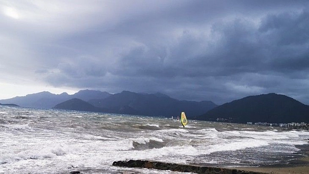 Marmaris'te lodos etkili oluyor