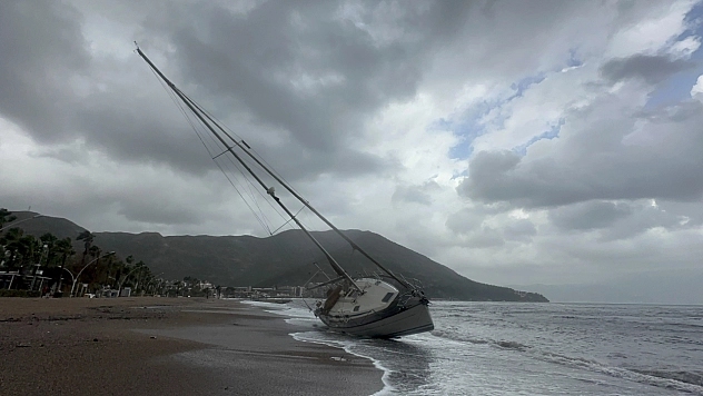 Marmaris'te şiddetli fırtına ve sağanak yağış etkili oluyor