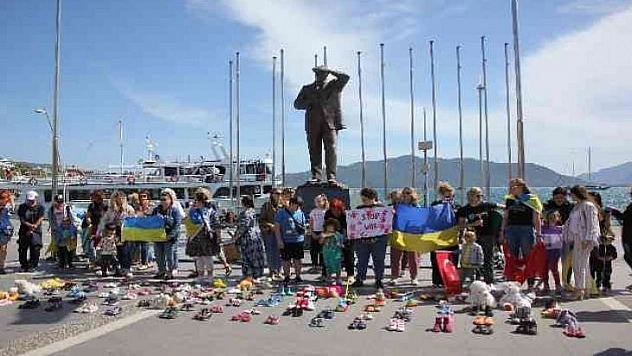 Marmaris'te yaşayan Ukraynalılar savaşta ölen çocuklar için toplandı