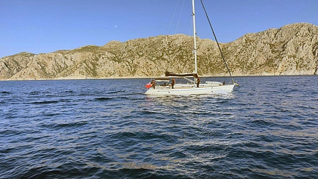 Marmaris'te Yelkenli teknede 80 düzensiz göçmen ve 2 göçmen kaçakçısı yakalandı