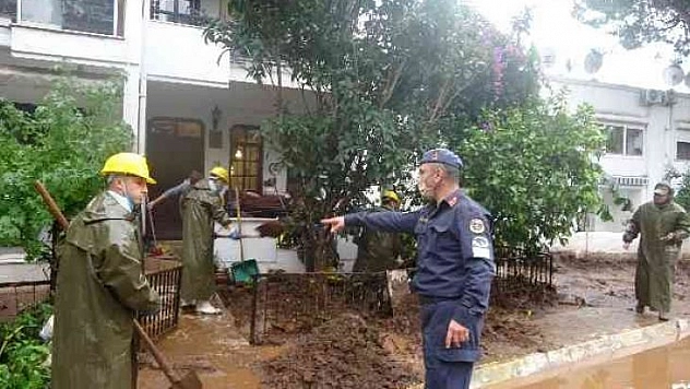 Marmaris'teki sel bölgesinde temizlik çalışmaları devam ediyor