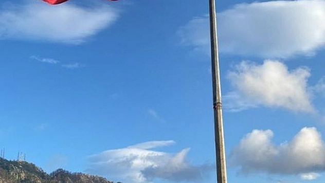 Marmarisli vatandaşlar yanan tepeye Türk Bayrağı dikti