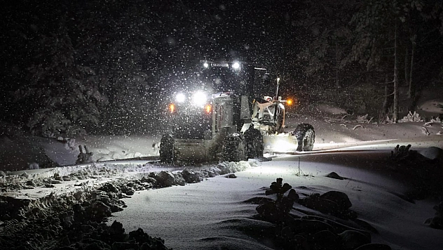 Menteşe Belediyesi ekipleri gece boyunca kar ile mücadele etti